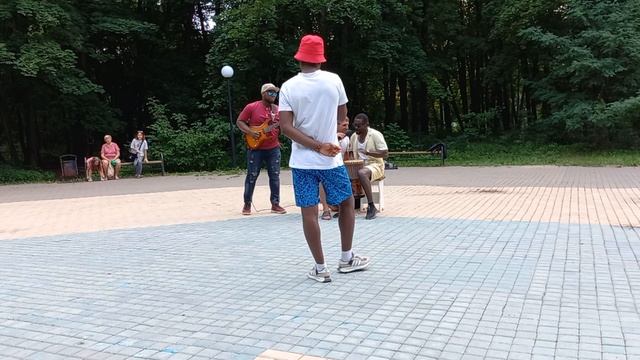 Выступление в парке - стоп музыка - Ислам Мальсуйгенов и Зульфия Чотчаева смотреть онлайн