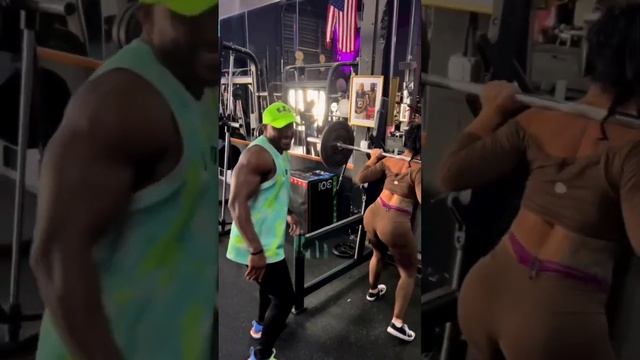 Как правильно страховать на приседаниях смотреть онлайн