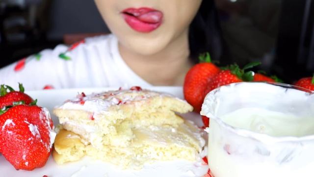 ASMR CHRISTMAS BREAKFAST, PANCAKES, HEAVY CREAM, GIANT STRAWBERRY, CHOCOLATE MILK | 咀嚼音 먹방 смотреть онлайн