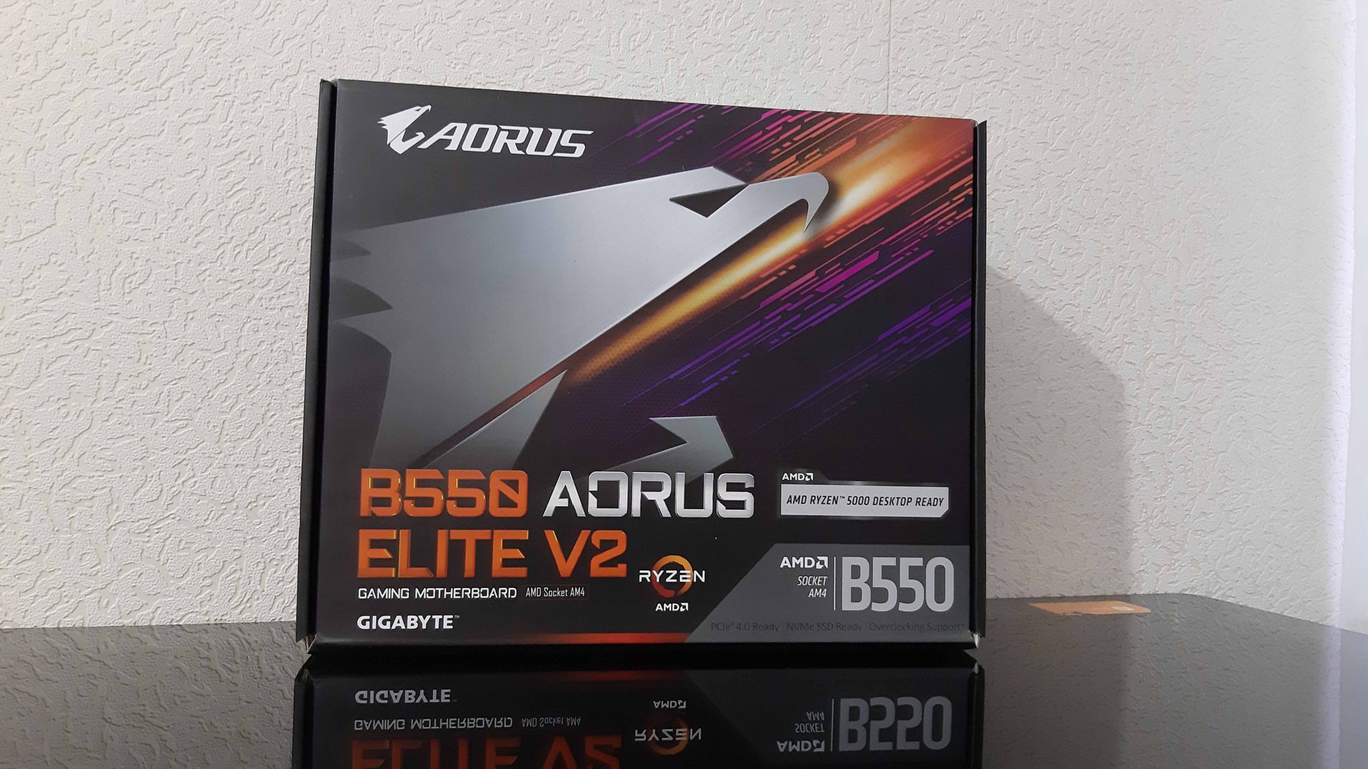 Материнская плата GIGABYTE B550 AORUS ELITE V2 Обзор и Распаковка смотреть онлайн