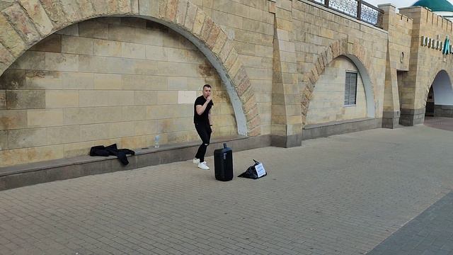 Уличный музыкант на Баумана поёт Rammstein