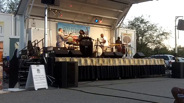 Terrance Palmer & Friends cover Martha Munizzi's Glorious (Make His Praise) смотреть онлайн