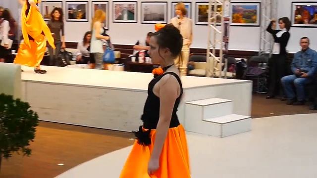 Театр моды "Сказка" Показ коллекции "Оранжевое настроение" в ТЦ "Балтийский" 20.05.2011г смотреть онлайн