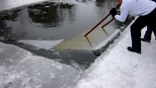 Как вытащить большой кусок льда из проруби смотреть онлайн
