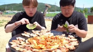 Китайцы едят на камеру ???