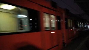 Двухэтажный аэроэкспресс и обычный аэроэкспресс. Поездка на поезде ночью. Быстрый красный поезд.