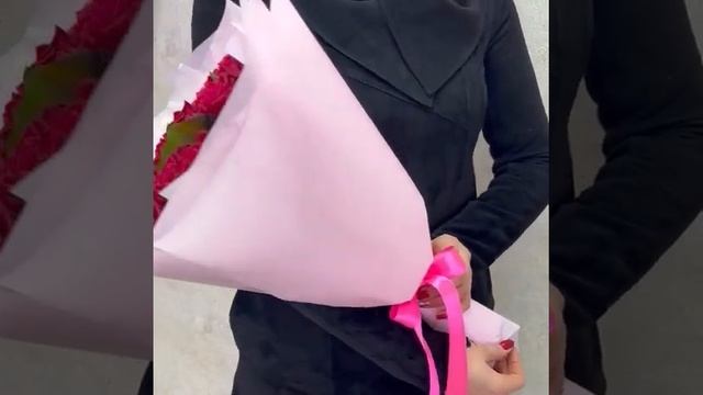 15 малиновых роз "Шангрила" в упаковке смотреть онлайн