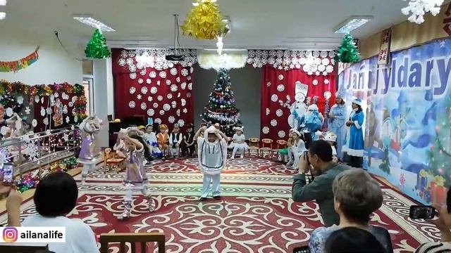 НОВОГОДНИЕ УТРЕННИКИ АЙЛАНЫ. ДОЛГОЖДАННОЕ НАГРАЖДЕНИЕ. смотреть онлайн