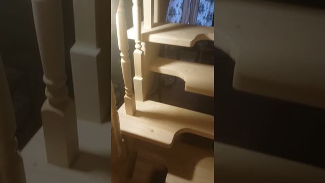 Лестница с ступенями гусиный шаг, и забежные поворотные ступени. смотреть онлайн