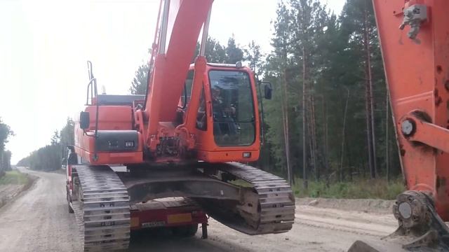 Съезд экскаватора с трала