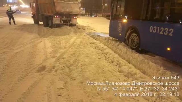 Помогли вытащить автобус из снега. смотреть онлайн