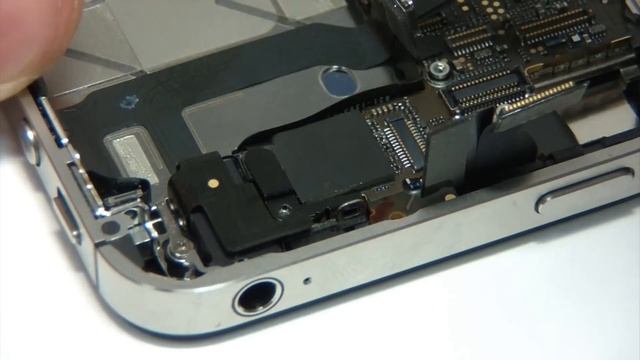 Видео 4. Замена материнской платы iPhone 4S смотреть онлайн