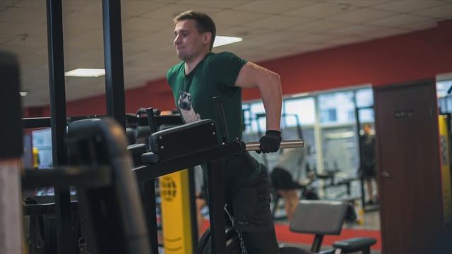 Глубокие отжимание на брусьях с весом 70 и 80кг/Жим лежа 140 смотреть онлайн