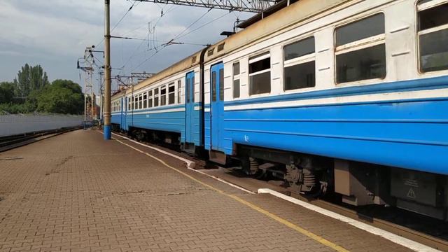 Прибытие Электрички ЭР1 - 257 Синельниково 2 - Запорожье 1 - Запорожье 2 и приветливая бригада смотреть онлайн