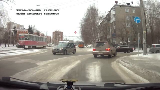28.10.2014г.Новосибирск.Столкновение трамвая и Lexus.Перекрёсток А.Невского и Учительской. смотреть онлайн