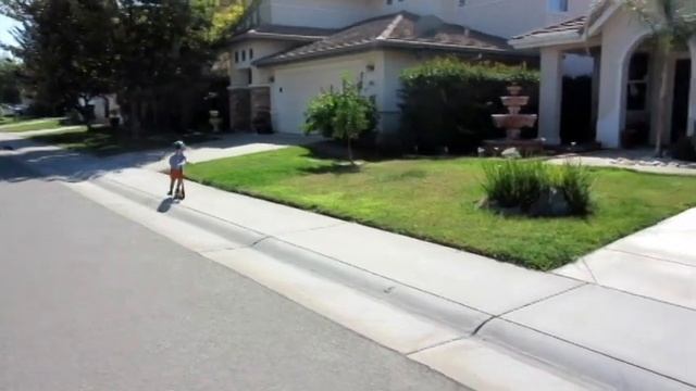 Давид катается на самокате а потом ПАДАЕТ!!! David falling off scooter смотреть онлайн