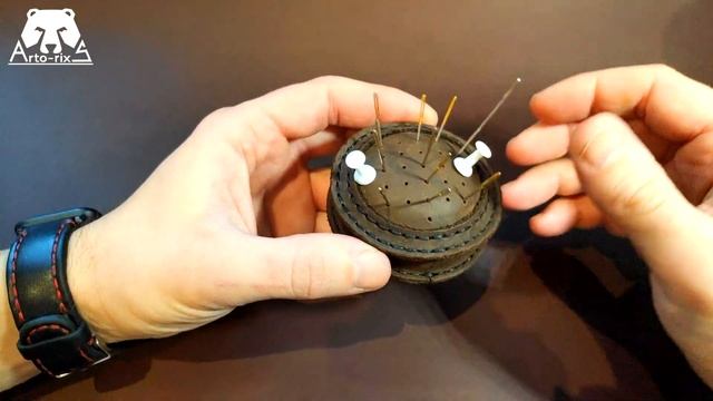 Игольница из натуральной кожи Crazy Horse коричневого цвета.