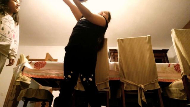 Учим движения с мячом,с сестрой повторяй со мной ??? смотреть онлайн