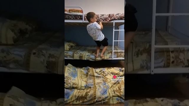 перебираемся с кровати в нижнюю койку смотреть онлайн