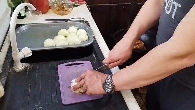 Свиные рульки в томатном соке в узбекском казане смотреть онлайн