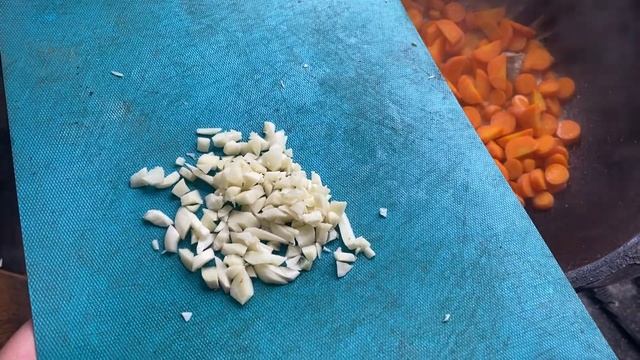 Тушим речную рыбу с овощами / Готовим в казане смотреть онлайн