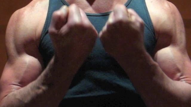 FLEXING BIG BULGING BICEPS