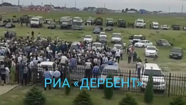 Потасовка у здания администрации Ногайского района, слышны выстрелы смотреть онлайн