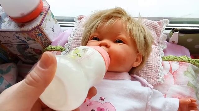 Кормим реборна Дашу. Переодевашки. Дневной сон