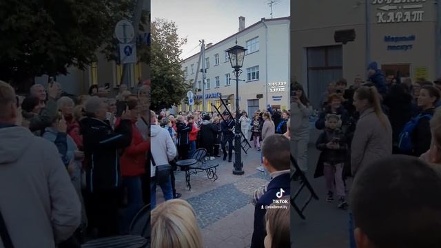 ФОНАРЩИКА ЖДУТ СОТНИ ЛЮДЕЙ НА СОВЕТСКОЙ В БРЕСТЕ смотреть онлайн