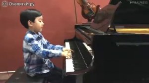 Семилетний мальчик играет на пианино