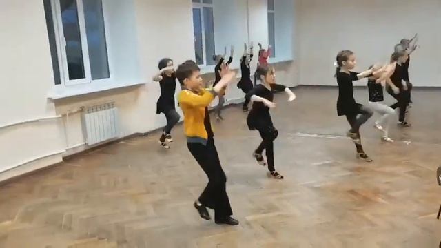 Чунга чанга, Карина танцует с группой смотреть онлайн