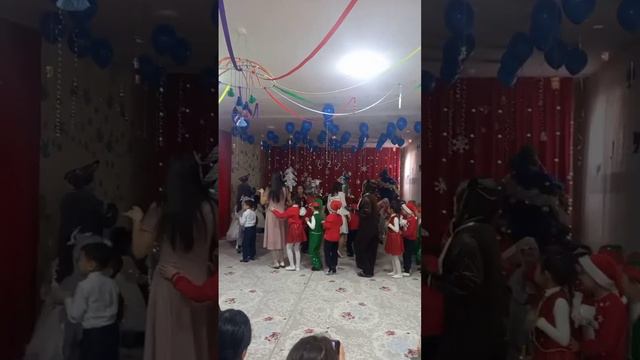 Вход детей на "Новогодний утренник" смотреть онлайн