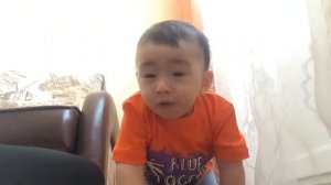Малыш чихает забавно