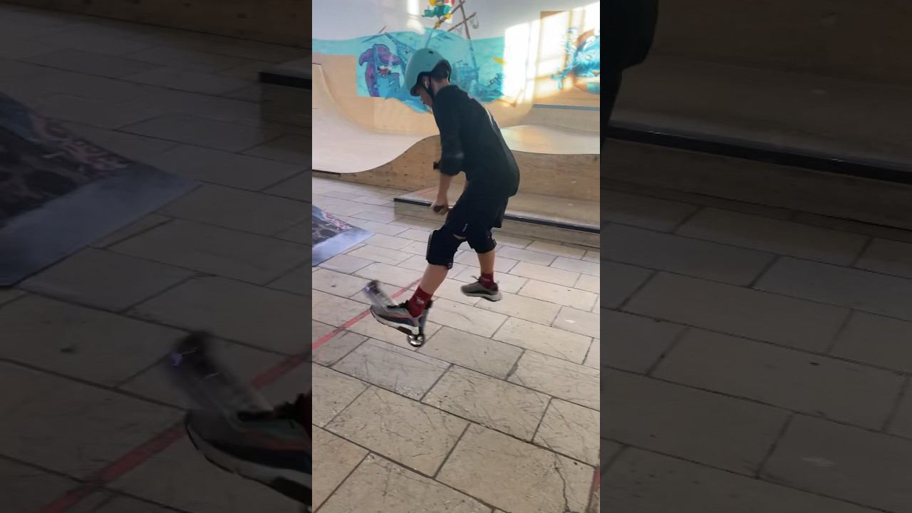 Тренировка на самокате в скейт парке BunnyHop. #трюкинасамокате #крытыйскейтпарк #трюковойсамокат смотреть онлайн