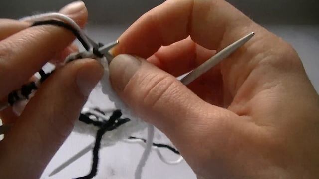 Вяжем повязку на голову узором "Гусиные лапки" спицами. смотреть онлайн