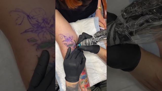 Стрим из Инстаграмм. Фиксированная Камера . Татуировка ромашки , пенка и белый цвет. смотреть онлайн