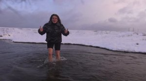 Босиком в мороз по реке / Зимняя закалка