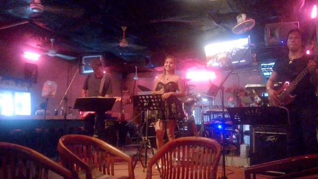Ice singing thai song at Meeting Point Pattaya September 2015 смотреть онлайн