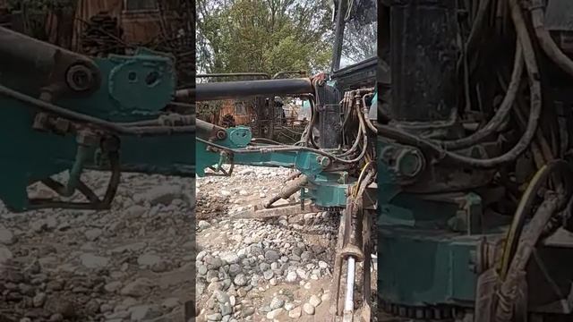 Экскаватор ЮМЗ с болгарским распределителем в работе