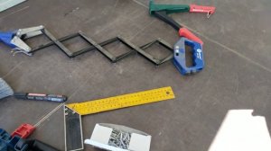 Установка такелажных пластин в фургон грузовика.