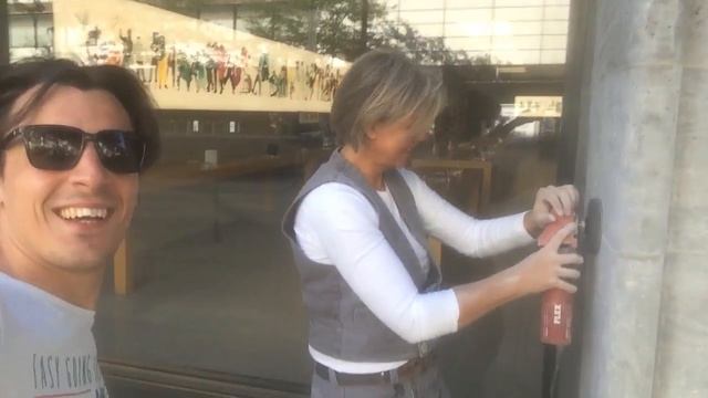 Aus Hannover eine Frau Arbeit im Apple Store 4.07.2018 смотреть онлайн