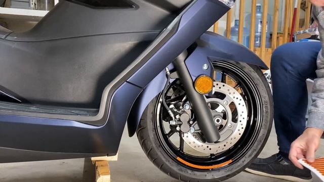 Applying Rim Tape on the Burgman 400 using Customtaylor 33 brand смотреть онлайн