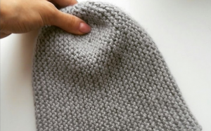 ?Вязаная шапка спицами. Вязание спицами шапочка бини. шапка для начинающих спицы.