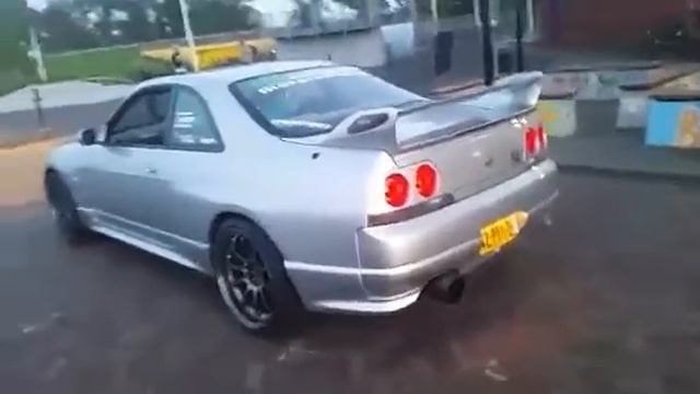 Nissan Skyline R33 GTR V-spec shooting flames смотреть онлайн