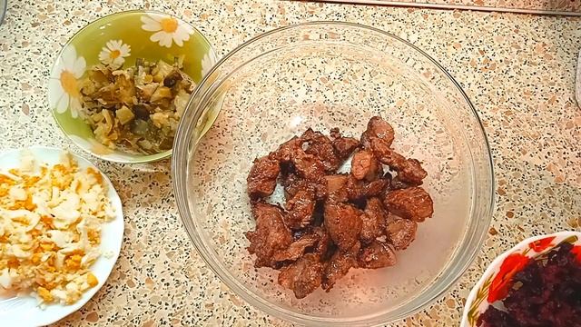 Салат из куриной печени со свеклой. смотреть онлайн