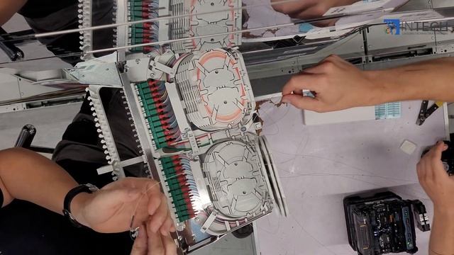 Układanie włókien światłowodowych po spawaniu смотреть онлайн