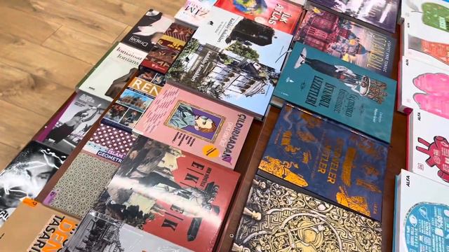 Осенний КНИЖНЫЙ ВЛОГ 🖤🍁 Обзор книжных полок 👀 Хеллоуин 🎃 в магазинах смотреть онлайн