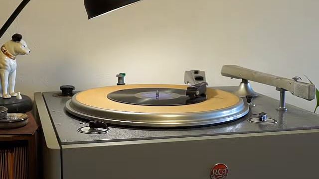 ♪Queen Isabella / Edgar Hayes and his Orchestra смотреть онлайн