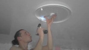 Крепеж люстры на натяжной потолок сквозь термокольцо под саморез