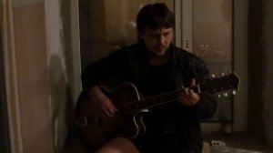 Шикарное исполнение под гитару. За друзей которых с нами нет